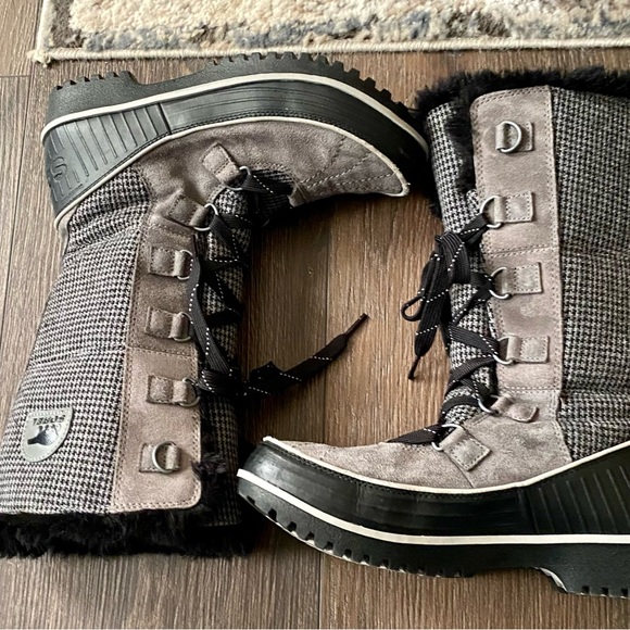Sorel Shoes - Sorel women’s boots black and gray size 8 1/2